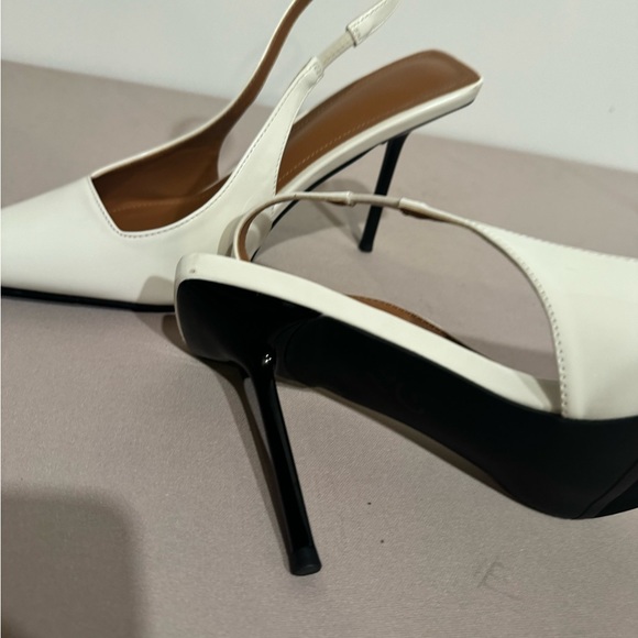 White shoes size 9 - Picture 6 of 16